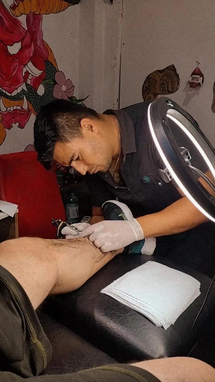Nicolas Cisneros tatuando en Ignis Inside Studio Tattoo