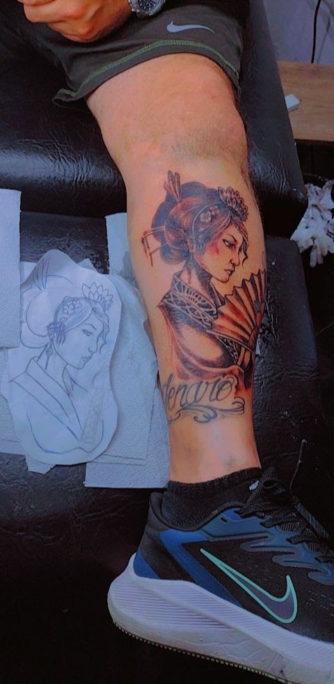 Tatuaje de geisha en la pierna