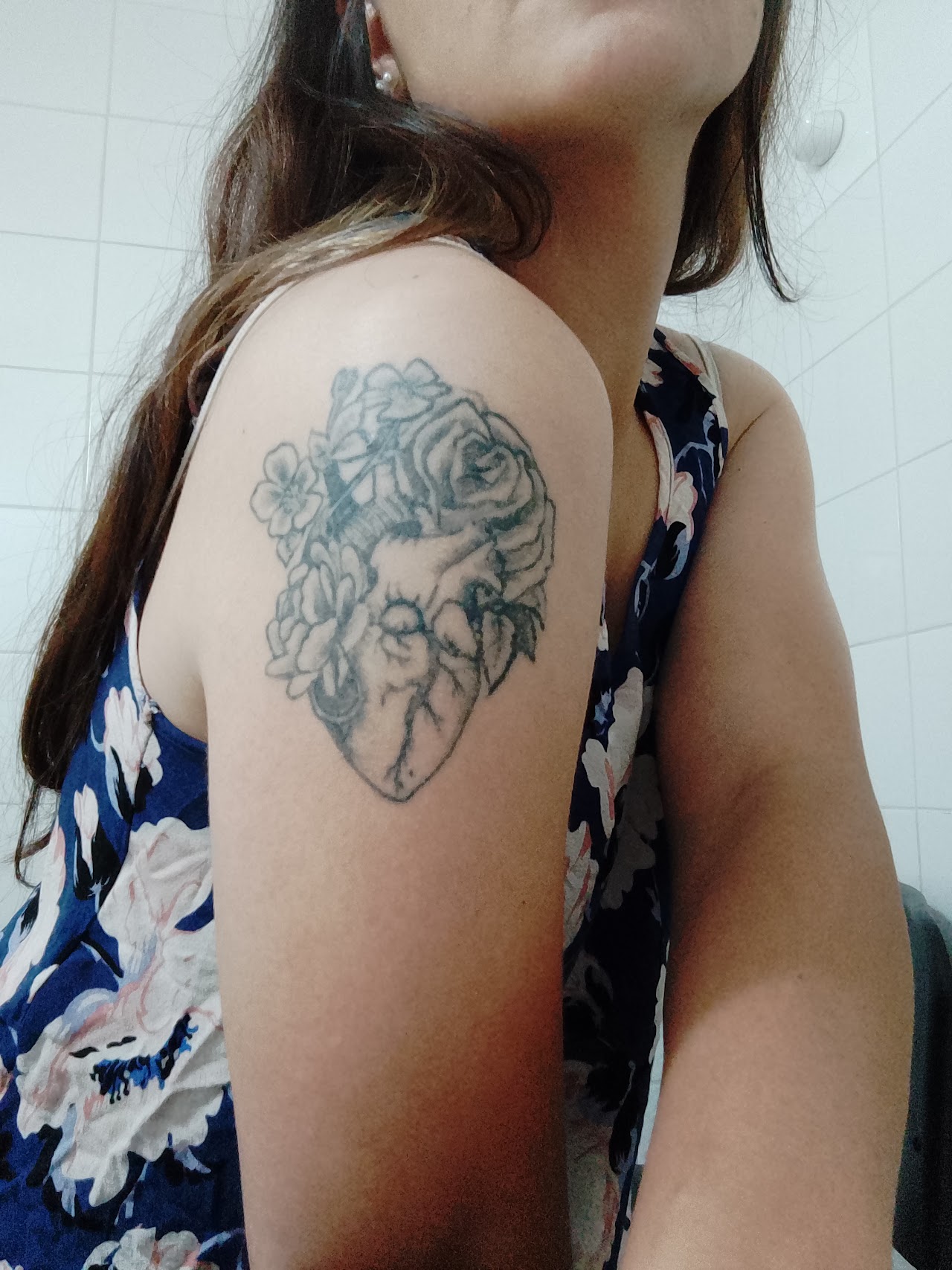 Tatuaje de corazón floral en el hombro